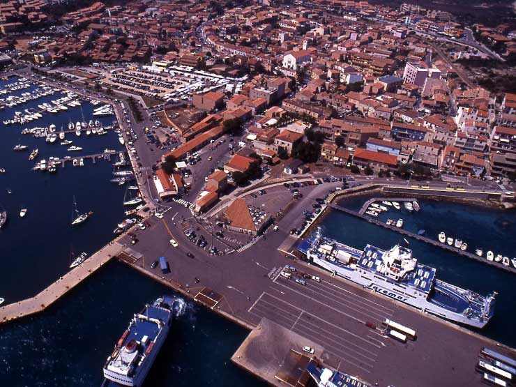 Il porto per La Maddalena