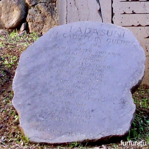 Monumento ai caduti -  di Pinuccio Sciola - <br /> Tadasuni